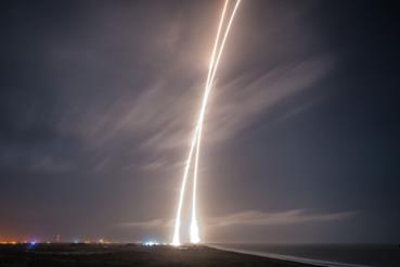 Es ging aber alles glatt: Die Langzeitbelichtung zeigt den Start und die Landung der Rakete. (Foto: SpaceX/CC0 1.0)